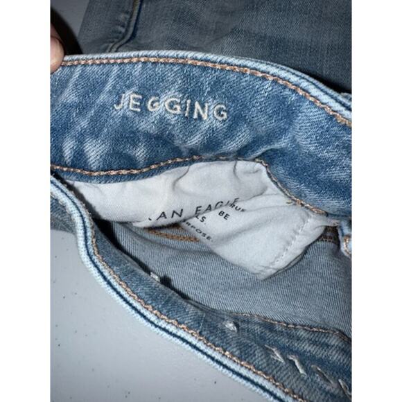 American Eagle Light Wash Distressed Jegging Women's Size 8 Jean - Picture 4 of 5